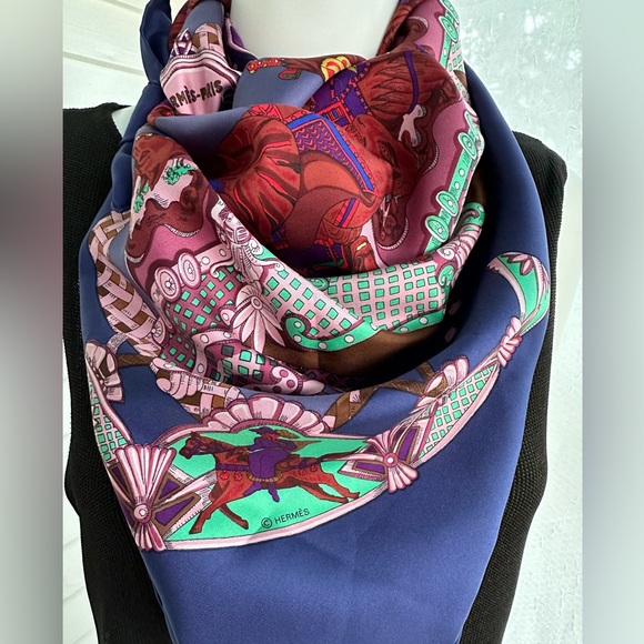 Hermès Tournez Manege print silk scarf shawl with circus horses, tigers, monkey - Picture 5 of 15